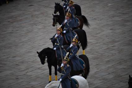 Москва. Церемония развода пеших и конных караулов  Президентского полка в Кремле на Соборной площади.