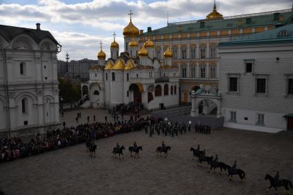 Москва. Церемония развода пеших и конных караулов  Президентского полка в Кремле на Соборной площади.