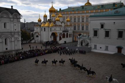 Москва. Церемония развода пеших и конных караулов  Президентского полка в Кремле на Соборной площади.