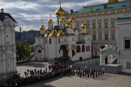 Москва. Церемония развода пеших и конных караулов  Президентского полка в Кремле на Соборной площади.