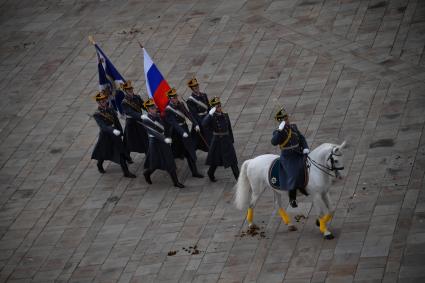 Москва. Церемония развода пеших и конных караулов  Президентского полка в Кремле на Соборной площади.