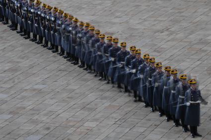 Москва. Церемония развода пеших и конных караулов  Президентского полка в Кремле на Соборной площади.