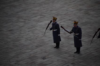 Москва. Церемония развода пеших и конных караулов  Президентского полка в Кремле на Соборной площади.