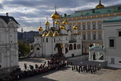 Москва. Церемония развода пеших и конных караулов  Президентского полка в Кремле на Соборной площади.