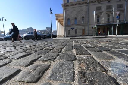 Москва. Фрагмент  исторической брусчатки XIX века на улице Петровка у Большого театра.