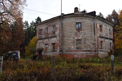 Московская область. Вид на усадьбу `Петровское-Алабино`.