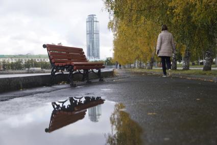 Екатеринбург. Пуская скамейка на набережной реки Исеть