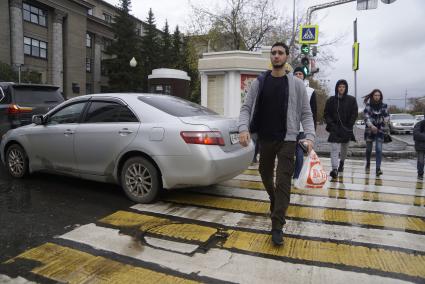 Екатеринбург. Горожане переходят дорогу по пешеходному переходу