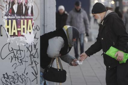 Екатеринбург. Женщина просит милостыню на центральной улице города