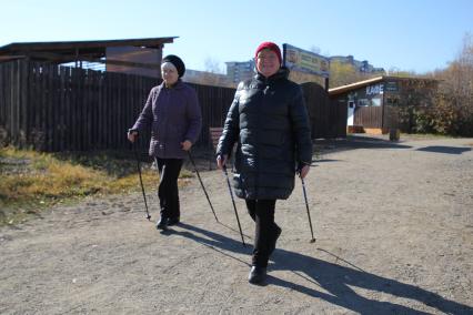 Иркутск. Горожане во время скандинавской ходьбы в парке.