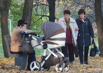 Московская область. Пенсионеры  в парке.