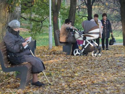 Московская область. Пенсионеры отдыхают в парке.