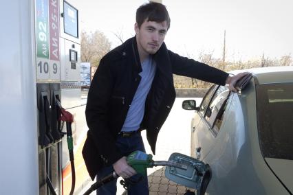 Иркутск. Заправка автомобиля на одной из автозаправочных станций.