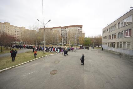 Екатеринбург. Учебная эвакуация детей в школе во время единого дня безопасности