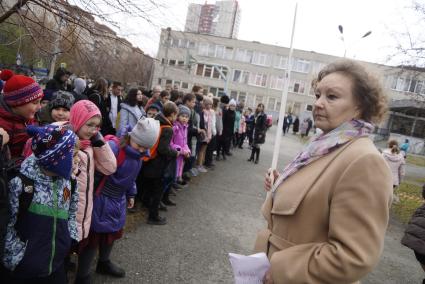 Екатеринбург. Учебная эвакуация детей в школе во время единого дня безопасности