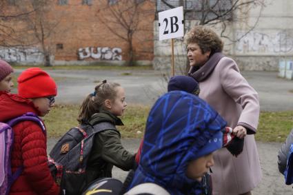 Екатеринбург. Учебная эвакуация детей в школе во время единого дня безопасности