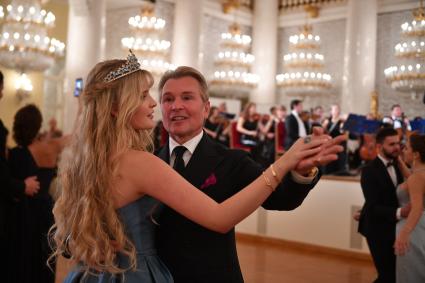 Москва. Певец Александр Малинин с дочерью Устиньей  на балу дебютанток журнала Tatler в отеле The Ritz-Carlton.