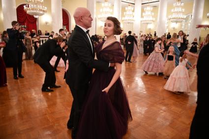Москва.   Лидер группы `Моральный кодекс` Сергей Мазаев и его дочь Анна  на балу дебютанток журнала Tatler в отеле The Ritz-Carlton.