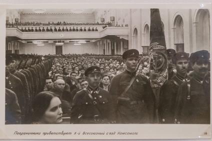 Санкт-Петербург.  Исторические фотографии на выставке `Комсомол - не просто возраст, комсомол - моя судьба` в музее печати.