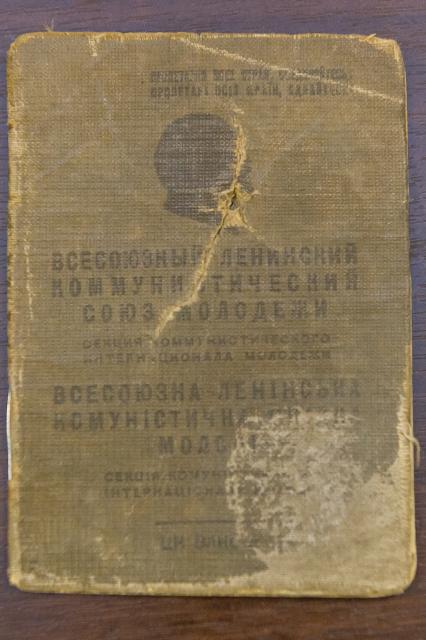 Санкт-Петербург. Комсомольский билет на выставке `Комсомол - не просто возраст, комсомол - моя судьба` в музее печати.