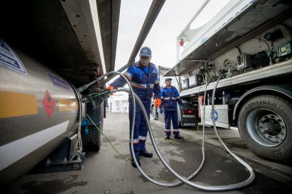 Челябинск. Передвижной автомобильный газовый заправочный комплекс.