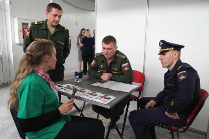 Ставрополь. Женщина на ярмарке вакансий в центре занятости населения.