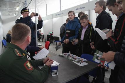 Ставрополь. Подростки на ярмарке вакансий в центре занятости населения.