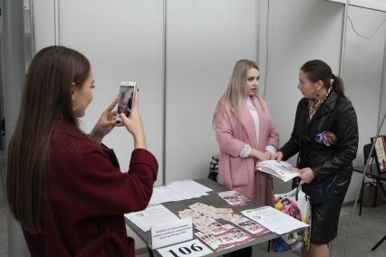 Ставрополь. Женщина на ярмарке вакансий в центре занятости населения.