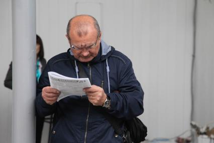 Ставрополь. Мужчина на ярмарке вакансий в центре занятости населения.