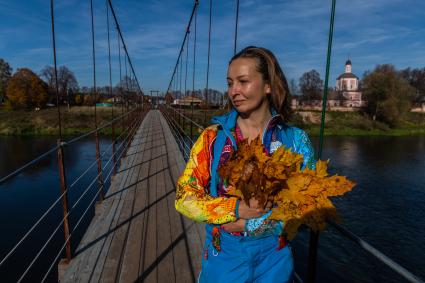 Московская область. Девушка на мосту через Москву-реку между деревнями  санатория им. Герцена и Васильевское Одинцовского  района.