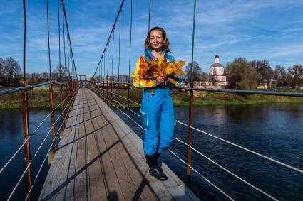 Московская область. Девушка на мосту через Москву-реку между деревнями  санатория им. Герцена и Васильевское Одинцовского  района.