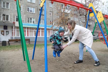 Красноярск.  Женщина с ребенком на прогулке.