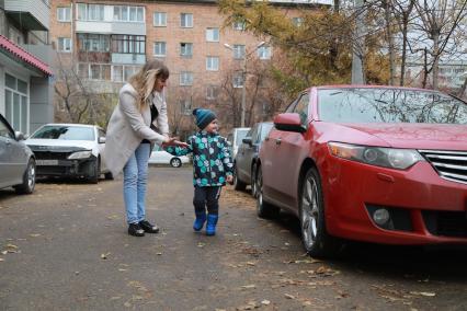 Красноярск.  Женщина с ребенком на прогулке.