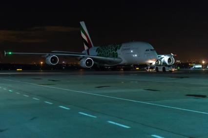 Санкт-Петербург. Крупнейший в мире пассажирский лайнер Airbus A380-800 авиакомпании Emirates в аэропорту Пулково.