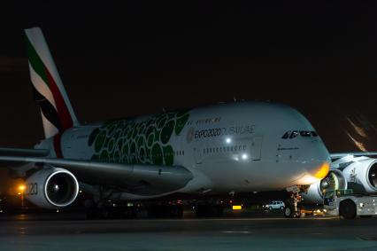 Санкт-Петербург. Крупнейший в мире пассажирский лайнер Airbus A380-800 авиакомпании Emirates в аэропорту Пулково.