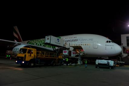 Санкт-Петербург. Крупнейший в мире пассажирский лайнер Airbus A380-800 авиакомпании Emirates в аэропорту Пулково.