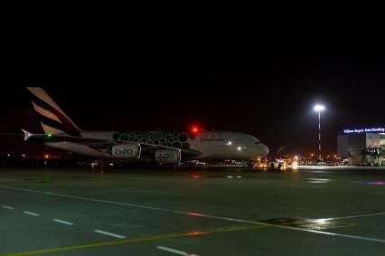 Санкт-Петербург. Крупнейший в мире пассажирский лайнер Airbus A380-800 авиакомпании Emirates в аэропорту Пулково.