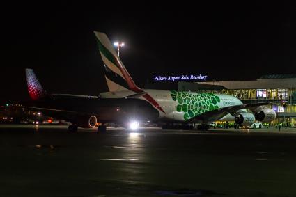 Санкт-Петербург. Крупнейший в мире пассажирский лайнер Airbus A380-800 авиакомпании Emirates в аэропорту Пулково.