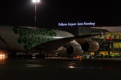 Санкт-Петербург. Крупнейший в мире пассажирский лайнер Airbus A380-800 авиакомпании Emirates в аэропорту Пулково.