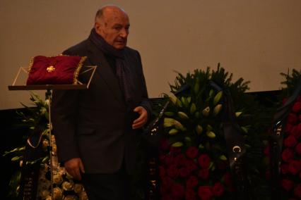Москва. Писатель-сатирик Михаил Жванецкий на церемонии прощания с народным артистом РФ Романом Карцевым в Большом зале Клуба писателей Центрального Дома литераторов.