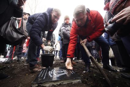 Екатеринбург. Празднование 100-летия ВЛКСМ у памятника комсомольцам Урала. Закладка капсулы времени до 2043года