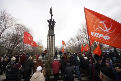 Екатеринбург. Празднование 100-летия ВЛКСМ у памятника комсомольцам Урала