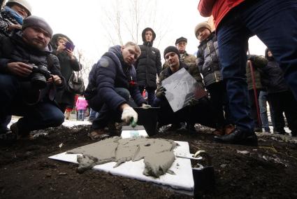 Екатеринбург. Празднование 100-летия ВЛКСМ у памятника комсомольцам Урала. Закладка капсулы времени до 2043года