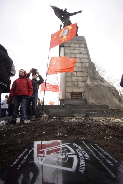 Екатеринбург. Празднование 100-летия ВЛКСМ у памятника комсомольцам Урала. Закладка капсулы времени до 2043года