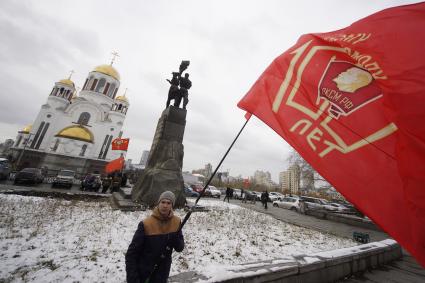 Екатеринбург. Празднование 100-летия ВЛКСМ у памятника комсомольцам Урала