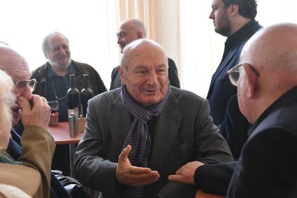 Москва. Писатель-сатирик Михаил Жванецкий на церемонии прощания с народным артистом РФ Романом Карцевым в Большом зале Клуба писателей Центрального Дома литераторов.