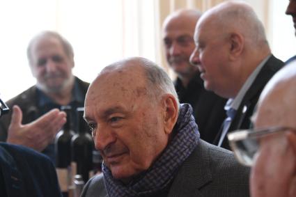 Москва. Писатель-сатирик Михаил Жванецкий на церемонии прощания с народным артистом РФ Романом Карцевым в Большом зале Клуба писателей Центрального Дома литераторов.