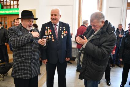 Москва. Корреспондент `Комсомольской правды` Александр Гамов и ветераны строительства железнодорожной магистрали  во время церемонии открытия памятной доски, посвященной первопроходцам БАМа на Ярославском вокзале.