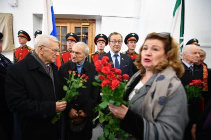 Москва. Бывший первый секретарь ЦК ВЛКСМ  Борис Пастухов (слева) во время церемонии открытия памятной доски, посвященной первопроходцам БАМа на Ярославском вокзале.