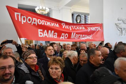 Москва. Ветераны строительства железнодорожной магистрали  во время церемонии открытия памятной доски, посвященной первопроходцам БАМа на Ярославском вокзале.